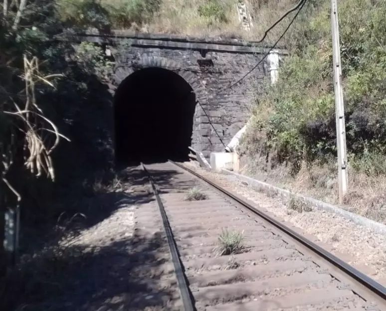 Homem é atingido por trem próximo ao Museu Cabangu em Santos Dumont e só consegue ajuda no dia seguinte